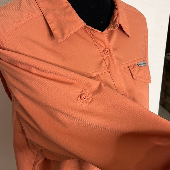 Columbia coral button up women’s top. Velcro breast pockets. Size tag removed - Picture 5 of 11